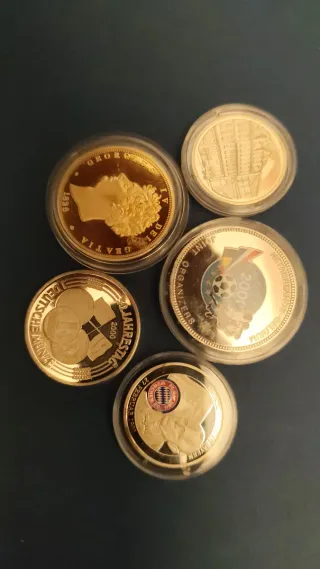 Lote 5 medallas/monedas conmemorativas