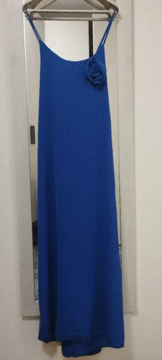 Vestido largo azul con flor