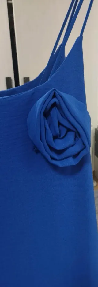 Vestido largo azul con flor