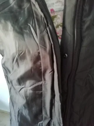 Abrigo corto marrón con cuello estampado