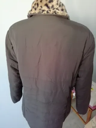 Abrigo corto marrón con cuello estampado