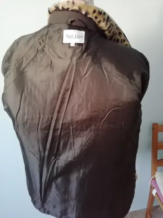 Abrigo corto marrón con cuello estampado