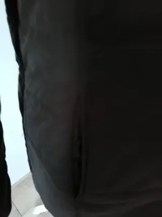 Abrigo corto marrón con cuello estampado