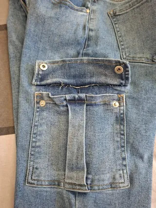 Jeans cargo S con polsini