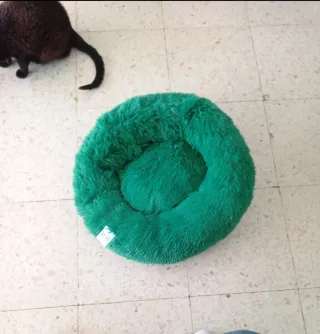 Cama peluche verde para mascota marca Volcano