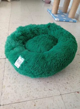 Cama peluche verde para mascota marca Volcano