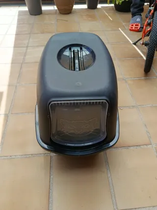 Arenero cubierto para gato