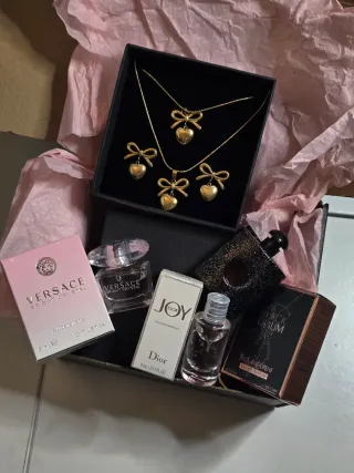 Joyería con mini perfumes