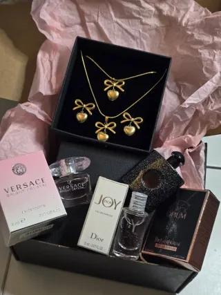 Joyería con mini perfumes