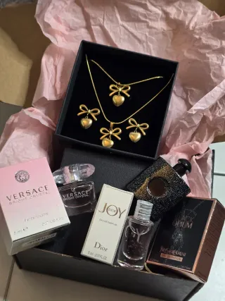 Joyería con mini perfumes