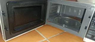 Microondas color gris