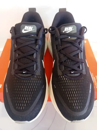 Nike Vomero 18 Negro/Blanco talla 44