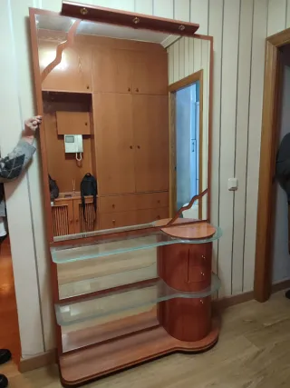 Recibidor de madera y cristal