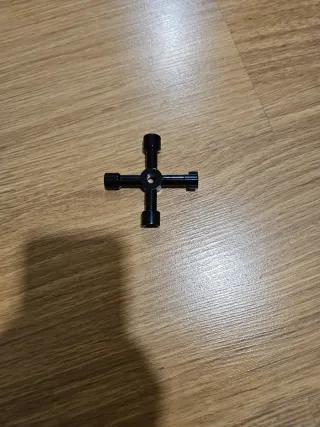 Llave Cruz Multifunción Negra