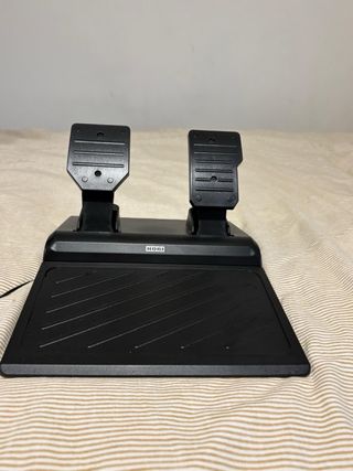 Volante Hori PS4/PS5 con pedales