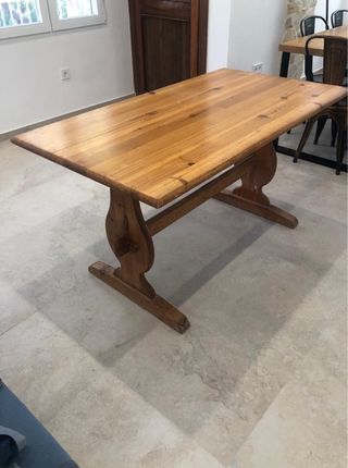 Tavolo da pranzo in legno massello. Per 6 persone