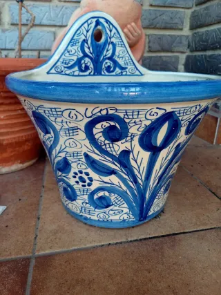 Maceta de cerámica azul y blanca