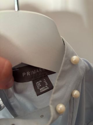 Blusa azul bebé con perlas y volantes