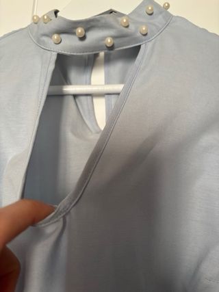 Blusa azul bebé con perlas y volantes