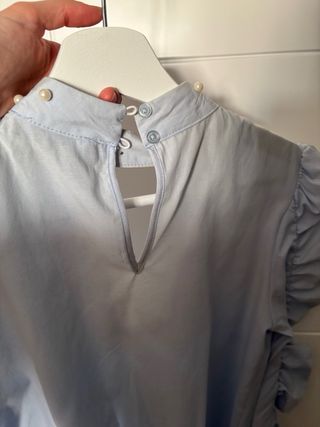 Blusa azul bebé con perlas y volantes
