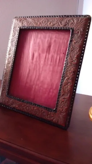 Marco de fotos vintage con relieve cuero repujado.