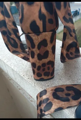 Sandalias Guess Leopardo Talla 39