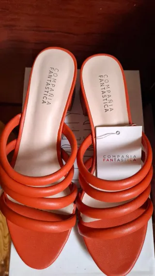 Sandalias tacón naranja tiras