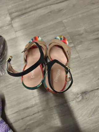 Sandalias Desigual Beige y Multicolor
