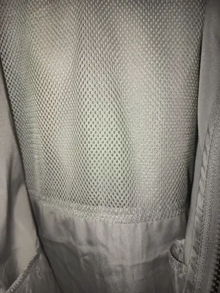 Gabardina gris clara con capucha