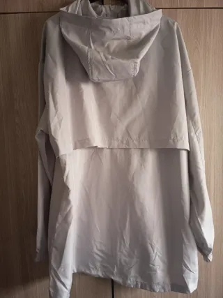 Gabardina gris clara con capucha