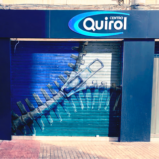 Mural graffiti persiana fachada comercial