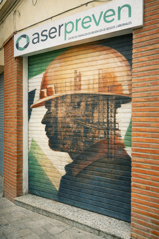 Mural graffiti persiana fachada comercial