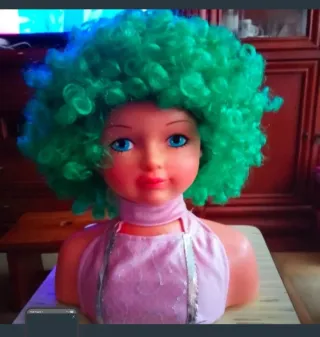 Busto con pelucas de disfraz