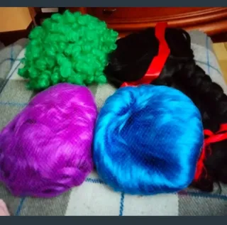 Busto con pelucas de disfraz