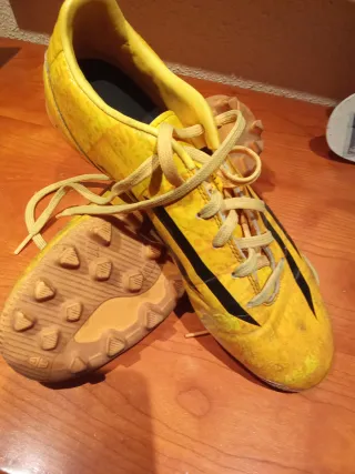 Botas de fútbol Adidas amarillas Talla 42