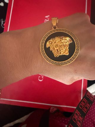 Medallón Versace Negro y Dorado