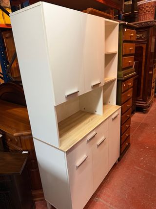 Alacena blanca con puertas y estantes