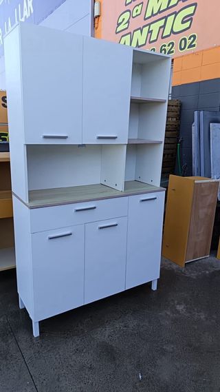 Alacena blanca con puertas y estantes