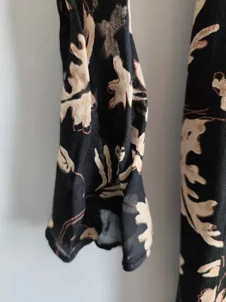 Vestido floral negro y beige,Zara