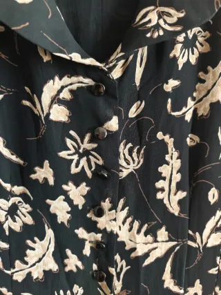 Vestido floral negro y beige,Zara