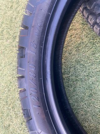 Neumáticos nuevos. De serie Rieju 307 + 2 Camaras