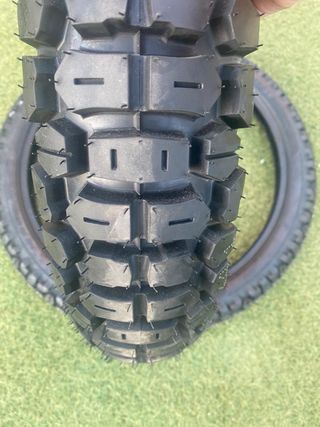 Neumáticos nuevos. De serie Rieju 307 + 2 Camaras