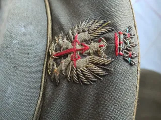 Gorra militar con corona bordada