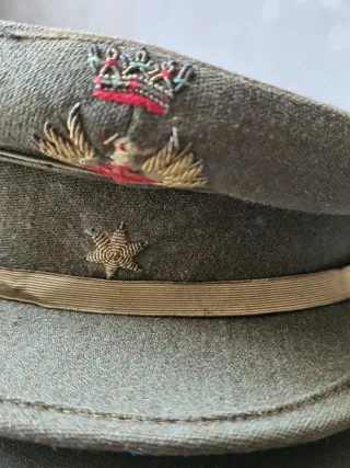 Gorra militar con corona bordada