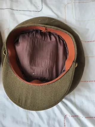 Gorra militar con corona bordada