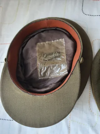 Gorra militar con corona bordada