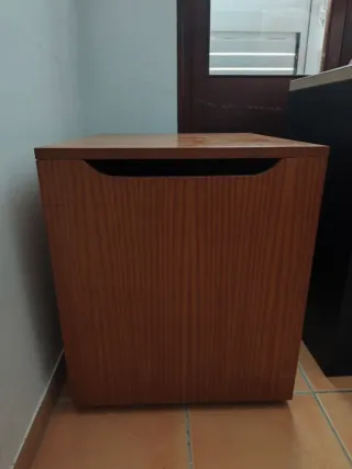 Baúl de madera marrón