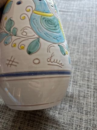Vaso decorato a mano con uccellino
