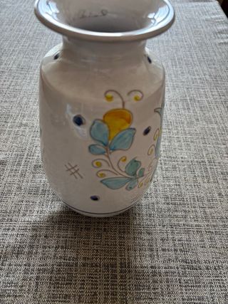 Vaso decorato a mano con uccellino