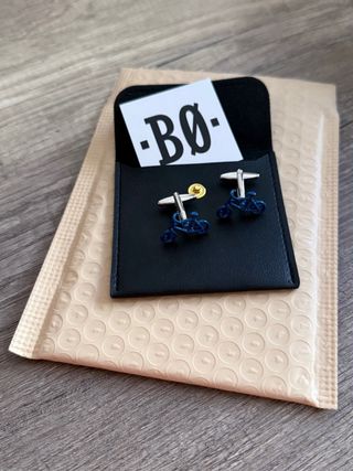 Gemelos hombre bicicletas azules